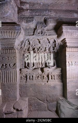 Grottes brahmaniques Ellora : grotte n° 29, Dhumar Lena, façade. Banque D'Images