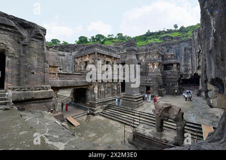 Grottes brahmaniques Ellora : Kailas a No 16- vue générale du temple taillé dans la roche (Kailas a) du Sud-Ouest. Banque D'Images