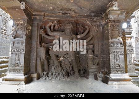 Grottes brahmaniques d'Ellora : Kailas a No 16 Siva tuant le démon Andhaka à l'entrée du complexe du temple Kailas. Banque D'Images