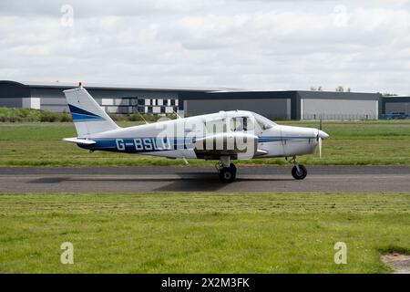 Piper PA-28-140 Cherokee at Wellesbourne Airfield, Warwickshire, Royaume-Uni (G-BSLU) Banque D'Images