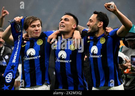 Nicolo Barella, Lautaro Martinez et Hakan Calhanoglu du FC Internazionale célèbrent la victoire du championnat italien à la fin du match de Serie A entre l'AC Milan et le FC Internazionale au stade San Siro de Milan (Italie), le 22 avril 2023. Le FC Internazionale a remporté le 20e 'scudetto' de son histoire. Banque D'Images