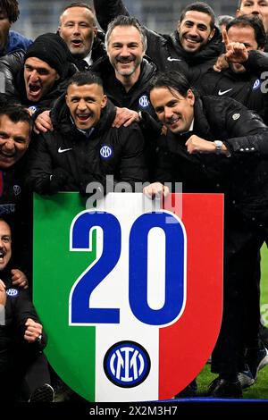 Alexis Sanchez du FC Internazionale, Simone Inzaghi entraîneur-chef du FC Internazionale et les membres du personnel célèbrent la victoire du championnat italien à la fin du match de Serie A entre l'AC Milan et le FC Internazionale au stade San Siro de Milan (Italie), le 22 avril 2023. Le FC Internazionale a remporté le 20e 'scudetto' de son histoire. Banque D'Images