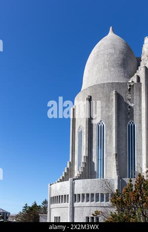 Bâtiment sanctuaire de l'église Hallgrimskirkja avec dôme de forme cylindrique évoquant les casques de guerre Viking, ciel bleu cristal, Reykjavik, Islande. Banque D'Images