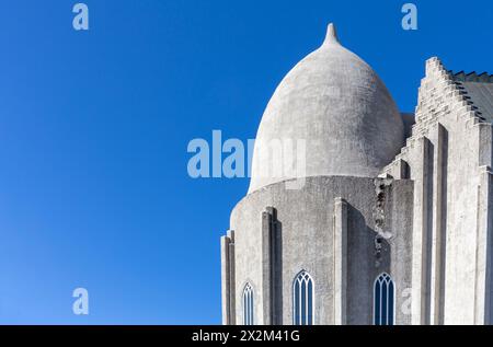 Bâtiment sanctuaire de l'église Hallgrimskirkja avec dôme de forme cylindrique évoquant les casques de guerre Viking, ciel bleu cristal, Reykjavik, Islande, espace copie. Banque D'Images