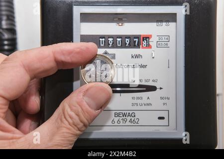 Stromzähler, Symbolfoto Energiekosten, Stromverbrauch, Geld, Euro *** compteur d'électricité, symbole photo coûts d'énergie, consommation d'électricité, argent, Euro Banque D'Images