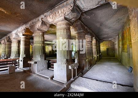 Grotte Ajanta n° 2 hall à piliers - montrant l'allée droite. Chaque pilier est cannelé avec des chapiteaux élaborés. Banque D'Images