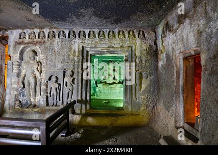 Ajanta grotte Upper-6 sanctuaire subsidiaire sur la droite du mur arrière montrant Bouddha à Padmasana. Sur le mur gauche du sanctuaire se tiennent les Bouddha Banque D'Images