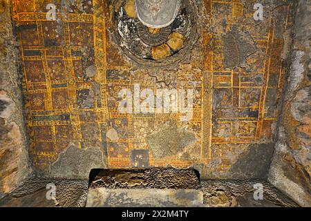 Ajanta grotte n ° 7 plafond du sanctuaire montrant la décoration florale dans un motif géométrique. Banque D'Images