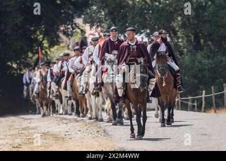 À Illinden (jour de la République), les cavaliers habillés de façon traditionnelle partent de Skopje, la capitale, à Meckin. Kamen, Macédoine du Nord Banque D'Images