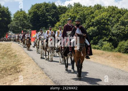 À Illinden (jour de la République), les cavaliers habillés de façon traditionnelle partent de Skopje, la capitale, à Meckin. Kamen, Macédoine du Nord Banque D'Images