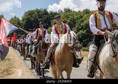 À Illinden (jour de la République), les cavaliers habillés de façon traditionnelle partent de Skopje, la capitale, à Meckin. Kamen, Macédoine du Nord Banque D'Images