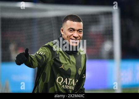 La photo du dossier datée du 28 janvier 2024 montre l'attaquant Kylian MBAPPE du Paris Saint-Germain qui encourage les supporters avant le match de football français L1 entre le Paris Saint-Germain et le stade Brestois 29 au stade du Parc des Princes à Paris, France. Selon Mundo Deportivo, l’organisme autonome de la région de Madrid est sur le point de promulguer la « Loi Mbappe » dans le but d’aider l’équipe à acquérir la superstar, qui a 25 ans. Mbappe devrait recevoir un gros salaire et pourrait potentiellement établir un record mondial en tant que bonus de signature, même si le déménagement sera formellement un transfert gratuit. En tant que réf Banque D'Images