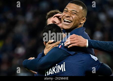 Photo du dossier datée du 13 mai 2023 montrant Kylian Mbappe et Achraf Hakimi lors du match de Ligue 1 (soccer) entre AC Ajaccio (ACA) et Paris Saint Germain (PSG) au stade du Parc des Princes à Paris, France. Selon Mundo Deportivo, l’organisme autonome de la région de Madrid est sur le point de promulguer la « Loi Mbappe » dans le but d’aider l’équipe à acquérir la superstar, qui a 25 ans. Mbappe devrait recevoir un gros salaire et pourrait potentiellement établir un record mondial en tant que bonus de signature, même si le déménagement sera formellement un transfert gratuit. En conséquence, il mettra le club f Banque D'Images