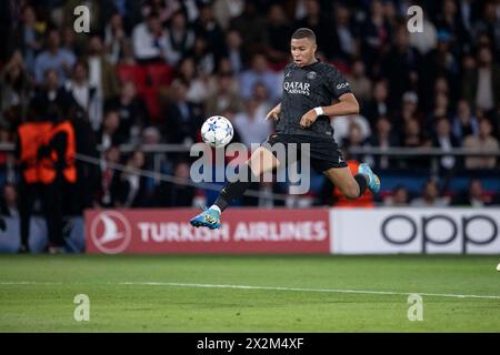 La photo du dossier datée du 19 septembre 2023 montre l'attaquant français #07 Kylian Mbappe du Paris Saint-Germain réagit lors du match de football du 1er tour de l'UEFA Champions League du Groupe F entre le Paris Saint-Germain (PSG) et le Borussia Dortmund (BVB) au stade du Parc des Princes à Paris, France. Selon Mundo Deportivo, l’organisme autonome de la région de Madrid est sur le point de promulguer la « Loi Mbappe » dans le but d’aider l’équipe à acquérir la superstar, qui a 25 ans. Mbappe devrait recevoir un gros salaire et pourrait potentiellement établir un record mondial en tant que bonus de signature, même si le déménagement w Banque D'Images