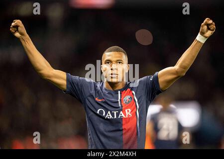 La photo du dossier datée du 26 août 2023 montre l'attaquant français #07 du Paris Saint-Germain Kylian Mbappe célèbre avoir marqué le deuxième but du Paris Saint-Germain lors du match de football français L1 entre le Paris Saint-Germain (PSG) et le RC Lens au stade du Parc des Princes à Paris, en France. Selon Mundo Deportivo, l’organisme autonome de la région de Madrid est sur le point de promulguer la « Loi Mbappe » dans le but d’aider l’équipe à acquérir la superstar, qui a 25 ans. Mbappe devrait recevoir un gros salaire et pourrait potentiellement établir un record mondial en tant que prime à la signature, même si le déménagement le fera Banque D'Images