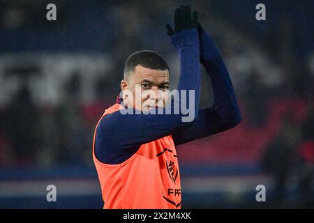 La photo du dossier datée du 7 février 2024 montre l'attaquant Kylian Mbappe du Paris Saint-Germain se réchauffe avant le match de la Coupe de France entre le Paris Saint-Germain et le stade Brestois 29 au stade du Parc des Princes à Paris, France. Selon Mundo Deportivo, l’organisme autonome de la région de Madrid est sur le point de promulguer la « Loi Mbappe » dans le but d’aider l’équipe à acquérir la superstar, qui a 25 ans. Mbappe devrait recevoir un gros salaire et pourrait potentiellement établir un record mondial en tant que bonus de signature, même si le déménagement sera formellement un transfert gratuit. En conséquence, il sera Banque D'Images