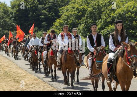 À Illinden (jour de la République), les cavaliers habillés de façon traditionnelle partent de Skopje, la capitale, à Meckin. Kamen, Macédoine du Nord Banque D'Images