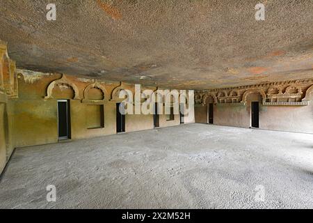 Grotte Ajanta No 12- vue générale du Vihara montrant des cellules. Banque D'Images