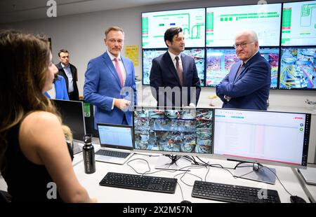 23 avril 2024, Turquie, Istanbul : le président fédéral Frank-Walter Steinmeier (à droite) visite le centre logistique de DHL Express à Istanbul en compagnie de Christian Lindner (à gauche, FDP), ministre fédéral des Finances, et reçoit une visite du centre logistique de Volkan Demiroglu (M), directeur général de DHL Express Turquie. Le président fédéral Steinmeier effectue une visite officielle de trois jours en Turquie. L’occasion du voyage est le 100e anniversaire de l’établissement de relations diplomatiques entre l’Allemagne et la Turquie. Le Président fédéral est accompagné de représentants du Gouvernement fédéral, notamment Banque D'Images