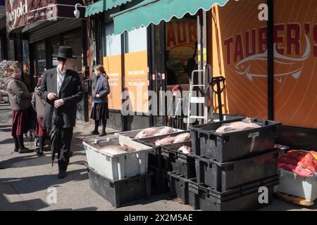 Scène de rue à Williamsburg une semaine avant la Pâque quand du poisson frais a été livré à un magasin casher sur Lee Avenue Banque D'Images