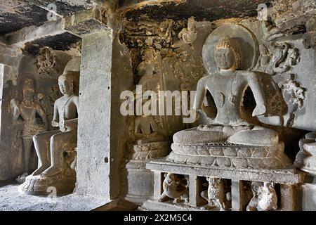 Grottes bouddhistes d'Ellora : grotte no 12. Images de Bouddha sur les murs latéraux - troisième étage Banque D'Images