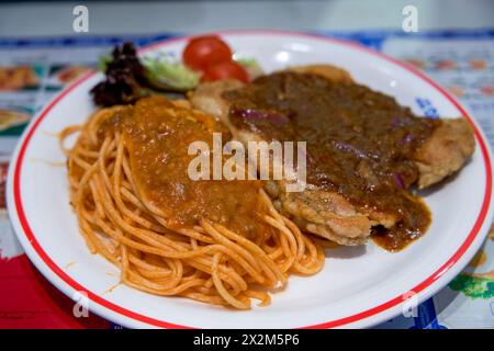 Un délicieux steak de poulet au poivre noir accompagné de pâtes dans un restaurant de thé de Hong Kong Banque D'Images