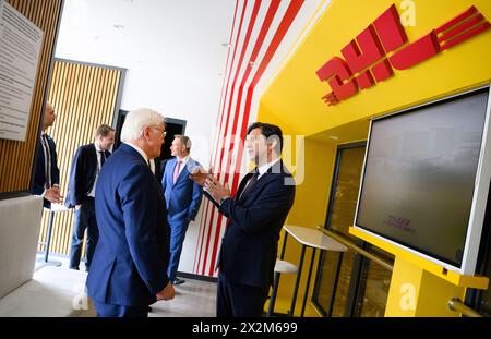 23 avril 2024, Turquie, Istanbul : le président fédéral Frank-Walter Steinmeier (g) visite le centre logistique de DHL Express à Istanbul en compagnie de Christian Lindner (Back M, FDP), ministre fédéral des Finances, et reçoit une visite du centre logistique de Volkan Demiroglu (R), directeur général de DHL Express Turquie. Le président fédéral Steinmeier effectue une visite officielle de trois jours en Turquie. L’occasion du voyage est le 100e anniversaire de l’établissement de relations diplomatiques entre l’Allemagne et la Turquie. Le Président fédéral est accompagné de représentants du Gouvernement fédéral, y compris Banque D'Images