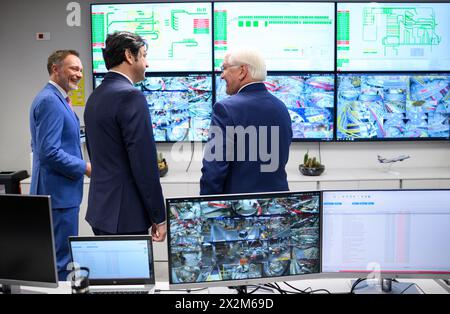 23 avril 2024, Turquie, Istanbul : le président fédéral Frank-Walter Steinmeier (à droite) visite le centre logistique de DHL Express à Istanbul en compagnie de Christian Lindner (à gauche, FDP), ministre fédéral des Finances, et reçoit une visite du centre logistique de Volkan Demiroglu (M), directeur général de DHL Express Turquie. Le président fédéral Steinmeier effectue une visite officielle de trois jours en Turquie. L’occasion du voyage est le 100e anniversaire de l’établissement de relations diplomatiques entre l’Allemagne et la Turquie. Le Président fédéral est accompagné de représentants du Gouvernement fédéral, notamment Banque D'Images