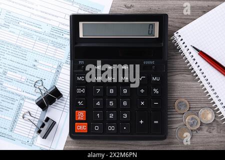 Comptabilité fiscale. Composition de pose plate avec calculatrice et document sur table en bois Banque D'Images