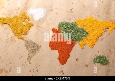 Carte du monde de différentes épices sur vieux papier, plat Banque D'Images