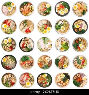 Set avec des bols de délicieux ramen avec différents ingrédients isolé sur blanc, vue de dessus. Soupe de nouilles Banque D'Images
