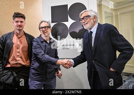 De droite à droite : le président du Festival Jiri Bartoska et les graphistes Ales Najbrt et Jonatan Kuna ont présenté le logo de la prochaine édition du 58e Festival international du film de Karlovy Vary, à Prague, en République tchèque, le 23 avril 2024. (CTK photo/vit Simanek) Banque D'Images