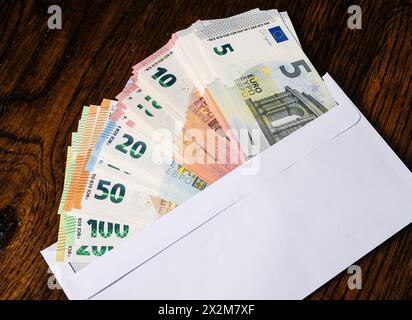 Umschlag voller Geld, Symbolfoto Gehaltstüte, Bestechlichkeit Banque D'Images