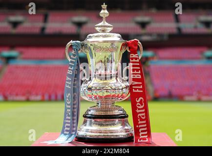 Photo du dossier datée du 03-06-2023 d'Une vue générale du trophée FA Cup. La finale de la FA Cup de cette année entre les détenteurs Manchester City et Manchester United le 25 mai débutera à 15 heures, il a été annoncé. La finale de la FA Cup de cette année entre les détenteurs Manchester City et Manchester United le 25 mai débutera à 15 heures, il a été annoncé. Date d'émission : jeudi 23 avril 2024. Banque D'Images