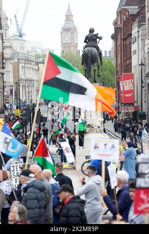 Sous la houlette de la tour Elizabeth abritant Big Ben, les manifestants pro-palestiniens défilent lors de leur NAKBA 75 – manifestation nationale à Londres. Banque D'Images