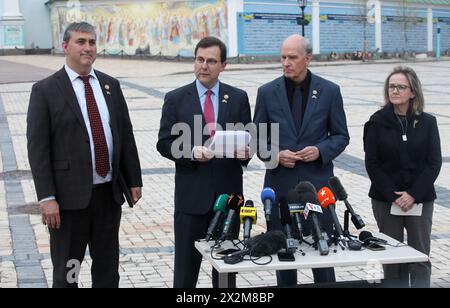 KIEV, UKRAINE - 22 AVRIL 2024 - des membres de la Chambre des représentants des États-Unis du Parti démocrate Madeleine Dean, Bill Keating, et du Parti républicain Thomas Kean, Nathaniel Moran (de droite à gauche) tiennent une conférence de presse sur la place Mykhailivska, Kiev, capitale de l'Ukraine. Banque D'Images