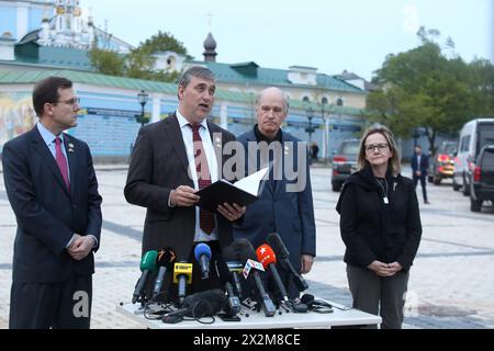 KIEV, UKRAINE - 22 AVRIL 2024 - des membres de la Chambre des représentants des États-Unis du Parti démocrate Madeleine Dean, Bill Keating, et du Parti républicain Thomas Kean, Nathaniel Moran (de droite à gauche) tiennent une conférence de presse sur la place Mykhailivska, Kiev, capitale de l'Ukraine. Banque D'Images