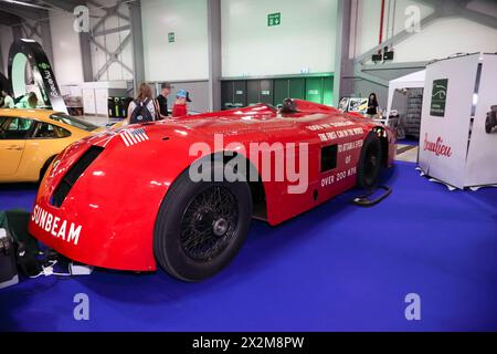 Vue de la Sunbeam 1000 HP Mystery, qui a établi un record de vitesse sur terre de plus de 200 km/h en 1927, exposée au salon britannique de l'automobile. Banque D'Images