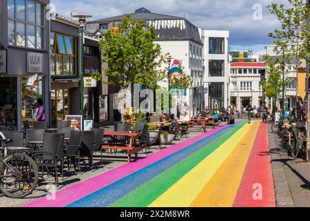 Reykjavik, Islande, 14.05.22. Coloré Rainbow Street (Skolavordustigur Street) peint pour Reykjavik Pride avec des magasins, des cafés et des restaurants, des gens Banque D'Images