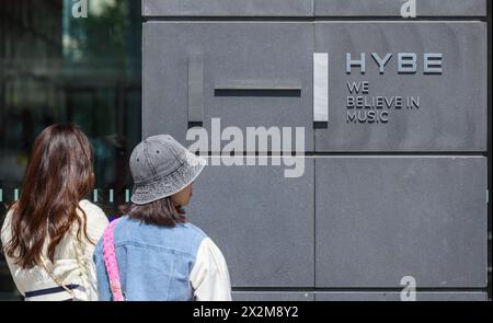 Séoul, Corée du Sud. 23 avril 2024. Les gens passent devant le Hybe Building à Séoul. Hybe, la plus grande société de K-pop de Corée du Sud, a lancé un audit de la direction d'ADOR, le label filiale derrière NewJeans, un top groupe de filles de K-pop, soupçonnant que le label a cherché à se détacher de Hybe, selon des sources de l'industrie. Les sources ont déclaré que l'audit cible le PDG D'ADOR, min Hee-jin, et un autre dirigeant de la société dont l'identité n'a pas été divulguée, sur leur tentative suspectée de prendre le contrôle de la société. Crédit : SOPA images Limited/Alamy Live News Banque D'Images