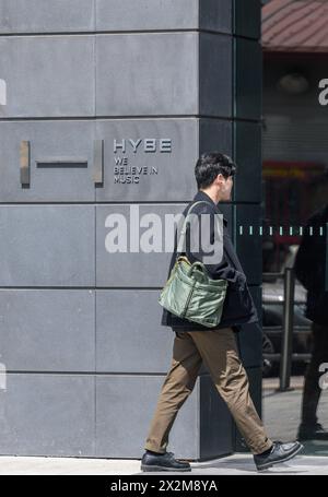 Séoul, Corée du Sud. 23 avril 2024. Un homme passe devant le Hybe Building à Séoul. Hybe, la plus grande société de K-pop de Corée du Sud, a lancé un audit de la direction d'ADOR, le label filiale derrière NewJeans, un top groupe de filles de K-pop, soupçonnant que le label a cherché à se détacher de Hybe, selon des sources de l'industrie. Les sources ont déclaré que l'audit cible le PDG D'ADOR, min Hee-jin, et un autre dirigeant de la société dont l'identité n'a pas été divulguée, sur leur tentative suspectée de prendre le contrôle de la société. Crédit : SOPA images Limited/Alamy Live News Banque D'Images