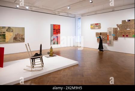 Thaddaeus Ropac, Londres, Royaume-Uni. 23 avril 2024. Entre 1984 et 1991, Robert Rauschenberg entreprit un programme monumental d'échanges culturels pour favoriser la compréhension mutuelle entre les différentes cultures par l'expression artistique. Présentant directement des œuvres de la Fondation Robert Rauschenberg, il s’agit de la première enquête de galerie à couvrir l’intégralité du projet depuis sa conclusion en 1991. L’exposition comprend des toiles, des sculptures, des œuvres en carton, des néons, des photogravures et des textiles, ainsi qu'un exemple des premières peintures métalliques de Rauschenberg. Image : Night Post/ROCI Mexico 198 Banque D'Images