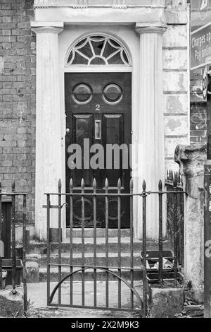 Bristol, Angleterre- 29 mars 2024 : Maison britannique typique avec porte en bois avec forgé Banque D'Images