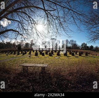 Le soleil se couche sur le cimetière Woodland classé au patrimoine de l'unesco en suède. Banque D'Images