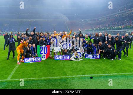 Milan, Italie. 22 avril 2024. L'équipe de FC Inter remporte le championnat Celebrate, AC Milan vs FC Internazionale - Serie A. crédit : /Alessio Morgese / Emage crédit : Alessio Morgese/E-Mage/Alamy Live News Banque D'Images