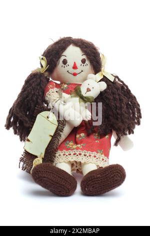 Jouet de poupée traditionnel sur fond blanc Banque D'Images
