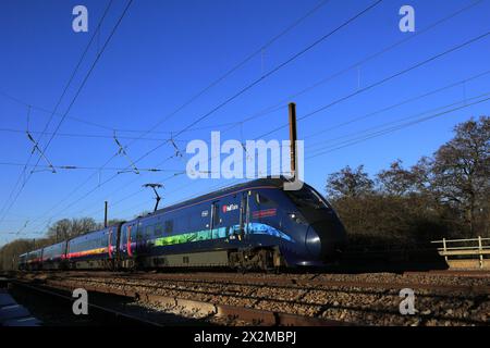 Hull trains 802303 Paragon train, East Coast main Line Railway ; Peterborough, Cambridgeshire, Angleterre Banque D'Images