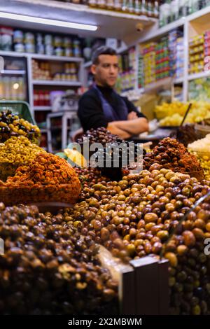 Tanger, Maroc. 6 février 2024 - olives à vendre dans un kiosque dans un marché marocain. Banque D'Images