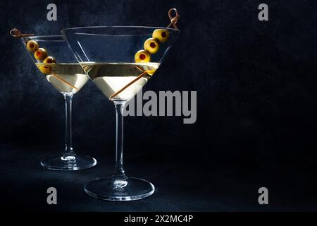 Martini. Deux verres de cocktails martini sales avec vermouth et olives, apéritif dans un bar, vue latérale avec espace photocopie Banque D'Images