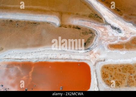 Prise de vue aérienne par drone capturant les couleurs et textures saisissantes des lagunes salées près de Tolède, en Espagne, mettant en valeur la palette de la nature avec un caporal Banque D'Images